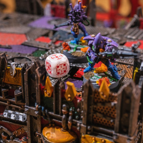 Crosshairs Compact D6 RPG kauliukų rinkinys (juoda ir perlo sp.)