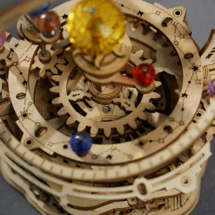 ŽVAIGŽDĖTA NAKTIS: 3D medinė dėlionė mechanikos entuziastams - OBUOLYS