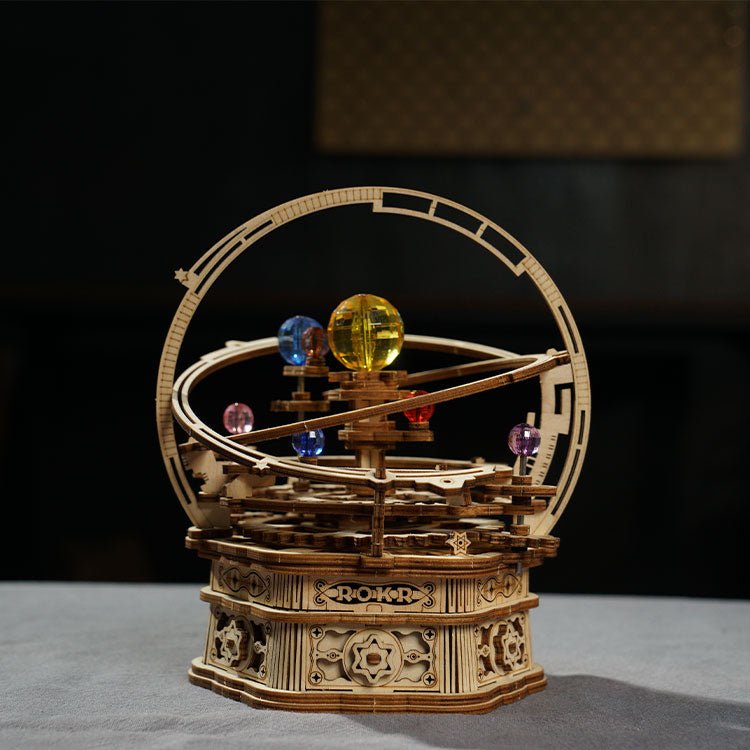 ŽVAIGŽDĖTA NAKTIS: 3D medinė dėlionė mechanikos entuziastams - OBUOLYS