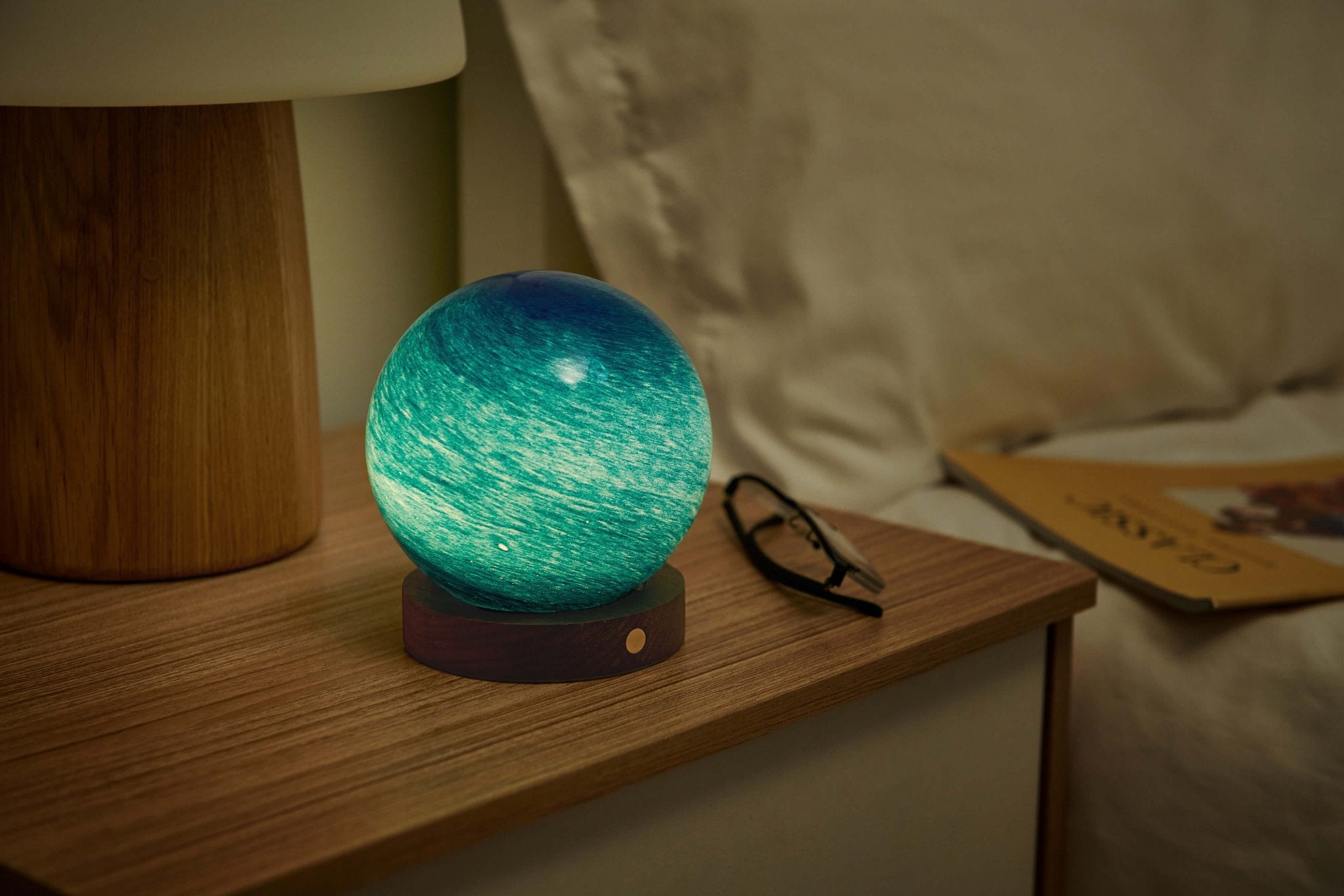 ŽVAIGŽDŽIŲ VANDENYNAS: didelis išmanusis 3D dekoratyvinis AstraGlass šviestuvas - OBUOLYS