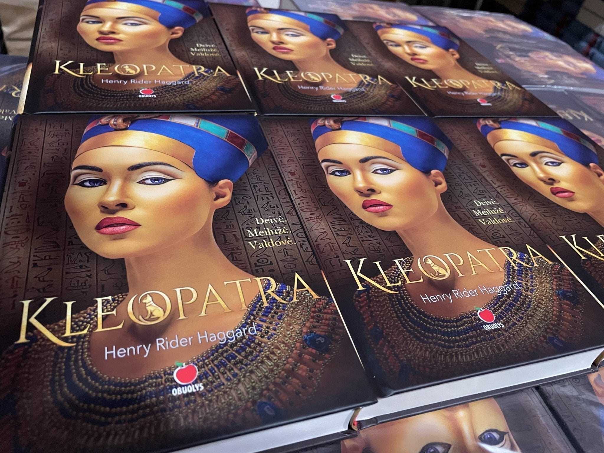 KLEOPATRA: deivė, meilužė, valdovė - OBUOLYS