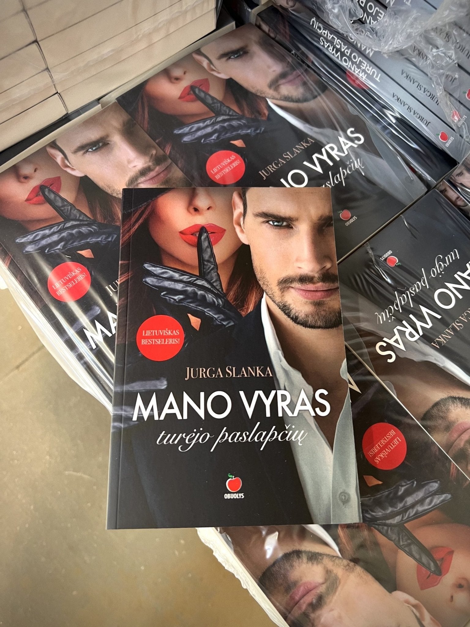 MANO VYRAS TURĖJO PASLAPČIŲ: romanas apie dvi seseris, jų vyrus ir meilužius - OBUOLYS