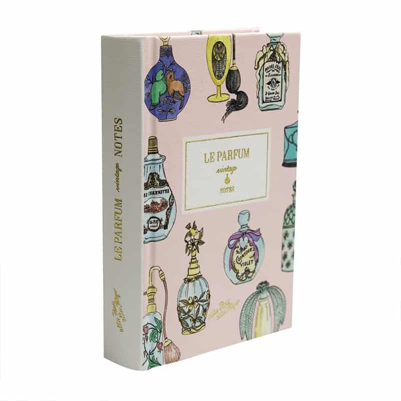 Užrašinė LE PARFUM VINTAGE su vintažinių kvepalų buteliukų iliustracijomis ir įkvepiančiomis mintimis apie kvepalus - OBUOLYS