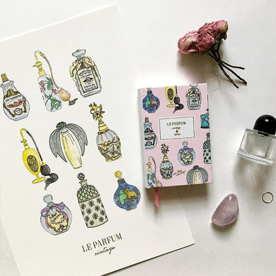 Užrašinė LE PARFUM VINTAGE su vintažinių kvepalų buteliukų iliustracijomis ir įkvepiančiomis mintimis apie kvepalus - OBUOLYS